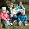 Die Enkelschar liebt die Kaninchen auf dem Hof der Familie Wiest. Das Foto zeigt: (von links) Franziska mit Roxi, Johannes mit Kiki, Sophia mit Rambi und Kaspar.