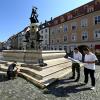 Der Herkulesbrunnen soll wieder mit einem historischen Gitter geschützt werden. (Von links) Nicolas Kellnberger, Shimon Mahnke, Tommy Guldan (Stadt Augsburg).