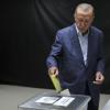 Vor der Wahl in der Türkei war viel von Mauscheleien die Rede, doch die Stimmabgabe lief wohl korrekt. Präsident Recep Tayyip Erdogan im Wahlokal.