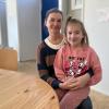 Tetiana und ihre achtjährige Tochter Sofiia in der Notunterkunft zwischen Buttenwiesen und Lauterbach. Sie sind aus einem Ort nahe der ukrainischen Hauptstadt Kiew geflüchtet.