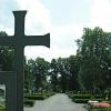 Neben dem Biberbacher Friedhof soll ein großer Parkplatz angelegt werden, der ausreichend Stellflächen für die Nutzer der Kita und für Friedhofsbesucher bietet. 