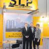 Der Stand der Erlingshofener Firma SLP auf der „Biofach“: (von links) Dr. Rampl vom Bayerischen Müllerbund, Michael Sailer und Johanna Zorn-Sailer.  