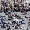 An schönen Tagen sind am Rathausplatz nicht nur die Cafés voll besetzt, auch der Boden ist dicht belagert von meist jüngeren Menschen, die feiern, Spaß haben und auch was trinken. Doch ist das ein Brennpunkt?