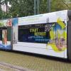 Eine Straßenbahn im Landesausstellungs-Design macht Werbung für das Großereignis.