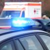 Zwei Autos sind am Dienstagvormittag an der Kreuzung von Illertissener Straße und Staatsstraße 2031 bei Jedesheim zusammengestoßen: Ein Mann wurde dabei verletzt.