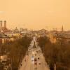 Saharastaub färbt Teile Europas regelmäßig in eine gelb-rote Dämmerstimmung, wie hier in München.