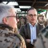 Außenminister Heiko Maas (SPD) spricht auf der Luftwaffenbasis in Jordanien mit deutschen Soldatinnen und Soldaten.