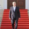 Bundespräsident Joachim Gauck vor Schloss Bellevue in Berlin.