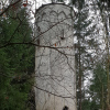 Der runde Turm bei Neuhausen sieht geradezu malerisch aus. Die Bezeichnung „Römerturm“ führt jedoch in die Irre, was den Ursprung angeht.  	