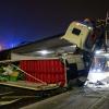 Ein Lastwagen ist in Oldenburg auf Höhe Wechloy bei Glatteis ins Schleudern gekommen und von der Stadtautobahnbrücke auf eine Straße gestützt.