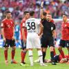 Schiedsrichter Tobias Welz (M) zeigt die Rote Karte gegen den Leverkusener Karim Bellarabi (38) für das Foul an Rafinha.
