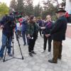 Interview durch das Georgische Fernsehen. Im Hintergrund die Bühne auf dem Mushthaid Garden Platz in Tiflis.