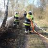 Einsatzkräfte der Feuerwehr Mering löschen den Brand in den Lechauen nahe des Auensees bei Kissing.