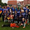 Strahlende Sieger: Die F2-Junioren des gastgebenden BSV Neuburg bejubeln mit Trainern und Eltern ihren Turniersieg.  
