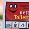 In Mindelheim gibt es nicht nur öffentliche Toiletten, sondern auch „nette Toiletten.“ Diese erkennt man an dem roten Sticker.