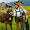 Alexander Köhler und Sarah Kneißle arbeiten den ersten Sommer auf der Alpe Burgerschläg, die einer Genossenschaft gehört.