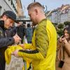 Hotelgäste in Aktion: Dortmunds Trainer Edin Terzic unterschreibt für BVB-Fan Hares aus Stuttgart auf einem Trikot. Elif hält alles mit dem Handy fest.