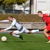 Nach dem Foul von Augsburgs Sebastian Mitterhuber (Mitte) war Janik Noller im Tiefflug, sportlich lief es für ihn und Andreas Durner (rechts) dagegen ganz ordentlich. Mit dem 1:0-Sieg bei Türkspor Augsburg glückte der Start in die Bayernliga-Rückrunde. Foto: Walter Brugger