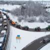 Zu Beginn der Protestwoche startet ein Traktoren -und LKW-Konvoi nach München. Etliche Landwirte und Spediteure blockieren mit ihren Fahrzeugen die beiden Kreisverkehre an der A96.