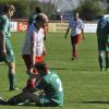 Niedergeschlagene Grün-Weiße: Der FC Osterbuch kam beim TSV Wittislingen mit 0:5 unter die Räder. Gastgeber Markus Pöschel hilft hier Michael Aumiller wieder auf die Beine. 