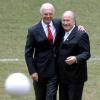 Skandal: Der Fußball-Weltverband sperrte Beckenbauer wegen "mangelnder Kooperation" im Korruptionsskandal um die WM-Vergaben an Russland 2018 und Katar 2022.