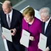 Am 12. März 2018 unterzeichneten Bundeskanzlerin Angela Merkel (CDU), der damalige CSU-Vorsitzende Horst Seehofer (r) und der damals kommissarische SPD-Vorsitzende Olaf Scholz den Koalitionsvertrag.