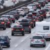 Autos stehen auf der Autobahn 8 in Fahrtrichtung München im Stau.