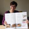 Petra Geiger freut sich über ihren Beitrag im Kochheft „Schwaben kocht“. Auf Seite 26 findet man ihr bewährtes Rezept der „Allgäuer Rindsrouladen“.