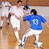 Den Gegner "getunnelt" und trotzdem verloren: Viel Pech hatte der SV Salamander Türkheim (weiße Trikots) im Spiel gegen den TSV Ottobeuren: Nach einer 2:0-Führung unterlag der SVS noch mit 2:3. Foto: Siegfried Rebhan