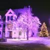 Im Schnee kommt das blaue-violett angestrahlte Rathaus in Rehling noch besser zur Geltung. Mit dieser Aktion will Bürgermeister Christoph Aidelsburger in Corona-Zeiten für weihnachtliche Stimmung in Rehling sorgen.