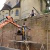 An der historischen Stützmauer unterhalb der Dominikanerkirche am Lechkanal werden jetzt riesige Nägel ins Erdreich gebohrt. Sie sollen das Mauerwerk sichern.