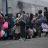 Menschen steigen auf einem Bahnsteig in Kramatorsk in der Region Donezk in der Ostukraine in einen Zug nach Kiew. Tausende sind auf der Flucht aus dem Kriegsgebiet. 