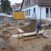 Hinter dem Thierhaupter Kindergarten haben die Archäologen ihre Arbeit aufgenommen und untersuchen die Grabstellen.