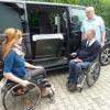 Mit diesem Fahrzeug sind auch Rollstuhlfahrer mobil: (von links) Steffi Raila, Josef Koppold und Günter Vogt. 	