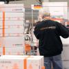 Mitarbeiter verpacken in Erfurt im neuen Zalando-Logistikzentrum die Ware. Zalando verkauft Schuhe und Modeartikel übers Internet. Foto: Martin Schutt dpa