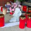 Juni 2018: Mit Kerzen, Blumen und der Figur eines Engels wird in Gunzenhausen an die Opfer der Bluttat erinnert.
