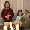 Annalena (links) und Schwester Jasmin Schadl aus Lauingen spielen für ihre Großeltern ein Ständchen und wünschen allen Frohe Weihnachten.  	

