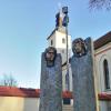 Mit dem Brunnen, den Rainer Röschke aus drei Stelen geformt hat, wurde die Sanierung des Kirchplatzes in Rohrenfels abgeschlossen.  	