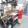 Mensch und Maschine: Die frühere Weberin Anna Lang ist 100 Jahre alt. Sie ist eine der selten gewordenen Zeitzeuginnen, die noch erzählen können, wie es damals in einer Fabrik zuging. Ein Webstuhl, wie der, an dem sie damals arbeitete, steht heute im Textilmuseum.  