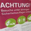 Die Besuchsregeln in Heimen sind im Landkreis Augsburg verschärft worden. 	