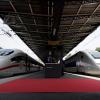 Ein deutscher ICE (l) und ein französischer Hochgeschwindigkeitszug TGV an einem Bahnsteig im Bahnhof Gare de l'Est in Paris. Der Elektrokonzern Siemens hat sich auf die Zusammenlegung seines Zuggeschäftes mit dem französischen Konkurrenten Alstom geeinigt.