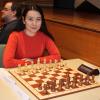 Gulmira Dauletova ist nicht nur aufgrund ihres roten Pullovers ein Farbtupfer beim Internationalen Chessorg-Schachfestival in Bad Wörishofen. Die 31-jährige Kasachin gehört zu den besten Spielern des Turniers und liebäugelt mit einem Platz unter den Top-Fünf. 	