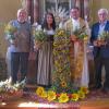 Domkapitular Andreas Magg segnete die Friedenskerze (Mitte). Die kleinere Kerze (links) bleibt in der Au-Kapelle in Obergriesbach. Im Bild (von links) Hartmut Tanski, Sieglinde Kast, Andreas Magg und Hermann Winkler. 	