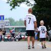 Schweinsteiger ist zwar nicht mehr dabei, aber was soll‘s: Papa und Sohn als Fans auf dem Weg zum Training der deutschen Mannschaft.