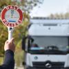 Ein Lkw-Fahrer ist in Nördlingen trotz Verbots abgebogen. 