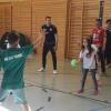 Handball-Weltmeister Dominik Klein trainierte eine Stunde lang mit Kindern der Grundschule Nord in Königsbrunn.
