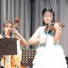 Das erst zwölfjährige Geigen-Wunderkind Sophie Wang (rechts) aus Taiwan bezauberte in Weißenhorn in der ausverkauften Stadthalle. Neben dem Gymnasium studiert das junge Talent an der Musikhochschule. 