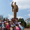 Ein Teil der Reisegruppe des Kulturkreises Obermeitingen vor einem Ho-Chi-Minh-Denkmal in Vietnam. 