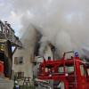 In einem Bauernhof in Ziemetshausen im Kreis Günzburg hat ein Großbrand eine Familie überrascht. Drei Mitglieder wurden lebensgefährlich verletzt.