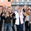 Die Freude war grenzenlos: Stefan Lenz (ganz rechts), der am Sonntagabend mit 53,55 Prozent zum neuen Bürgermeister in Höchstädt gewählt wurde, wurde auf dem Höch-städter Marktplatz von über hundert Freunden und Parteimitgliedern mit tosendem Applaus empfangen. 